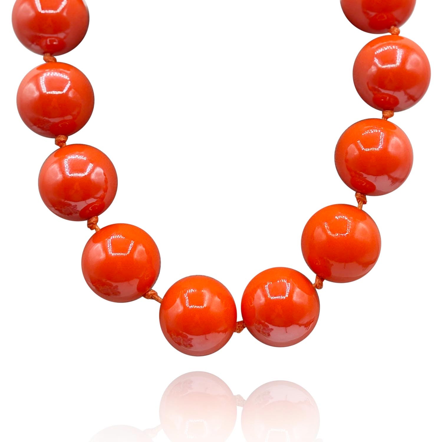Collar anudado de resina con revestimiento naranja de Lucy Gumball