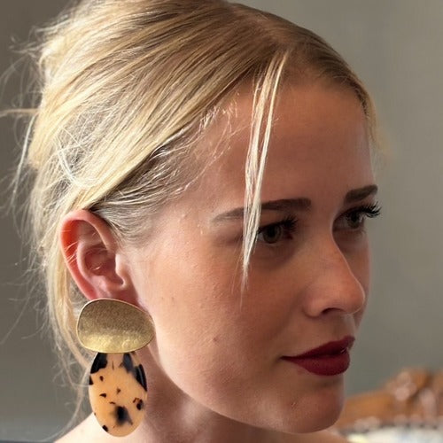 Pendientes colgantes de resina perforada con diseño de tortuga y oro desgastado de Chiara