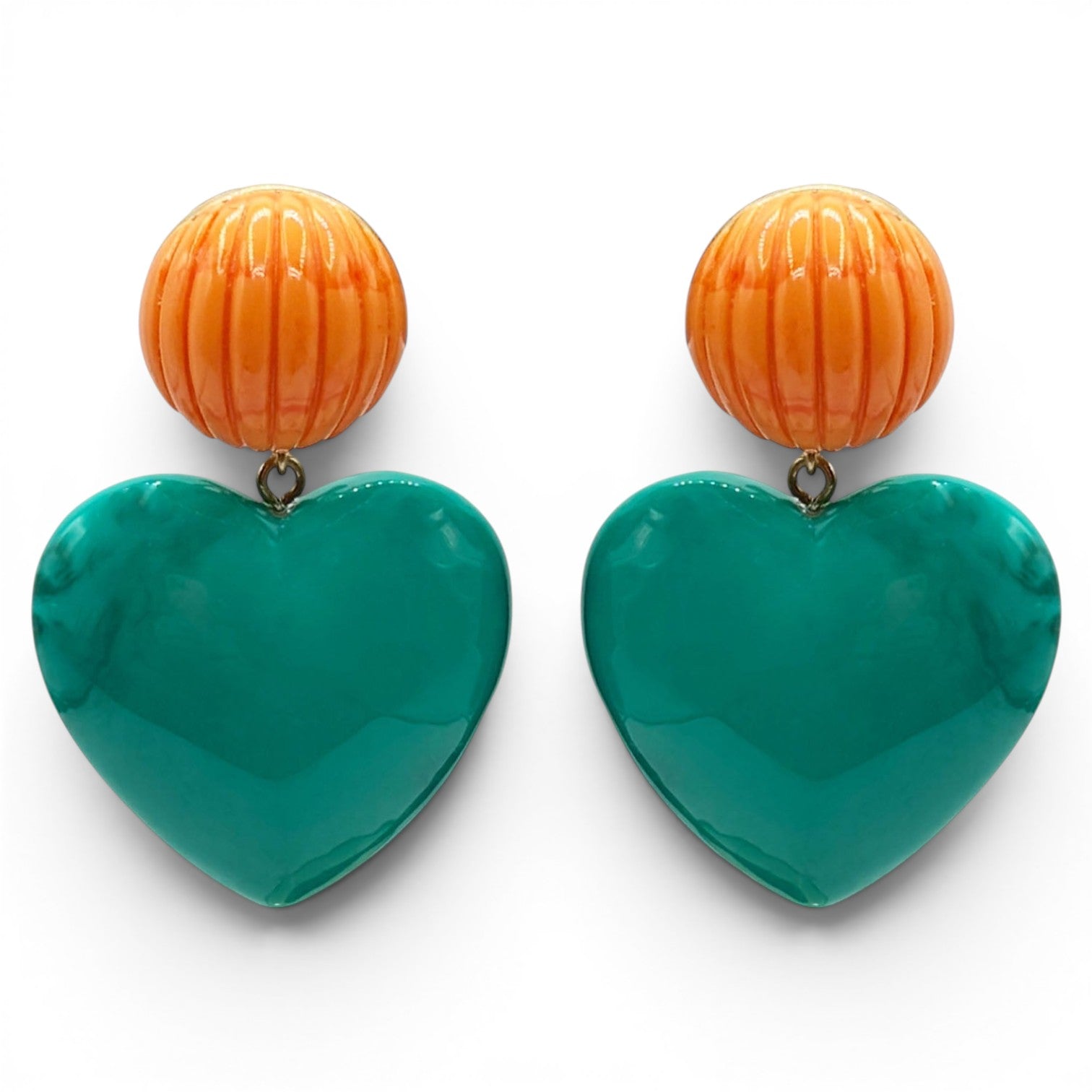 Corazón de resina de coral tallada con gota de jade