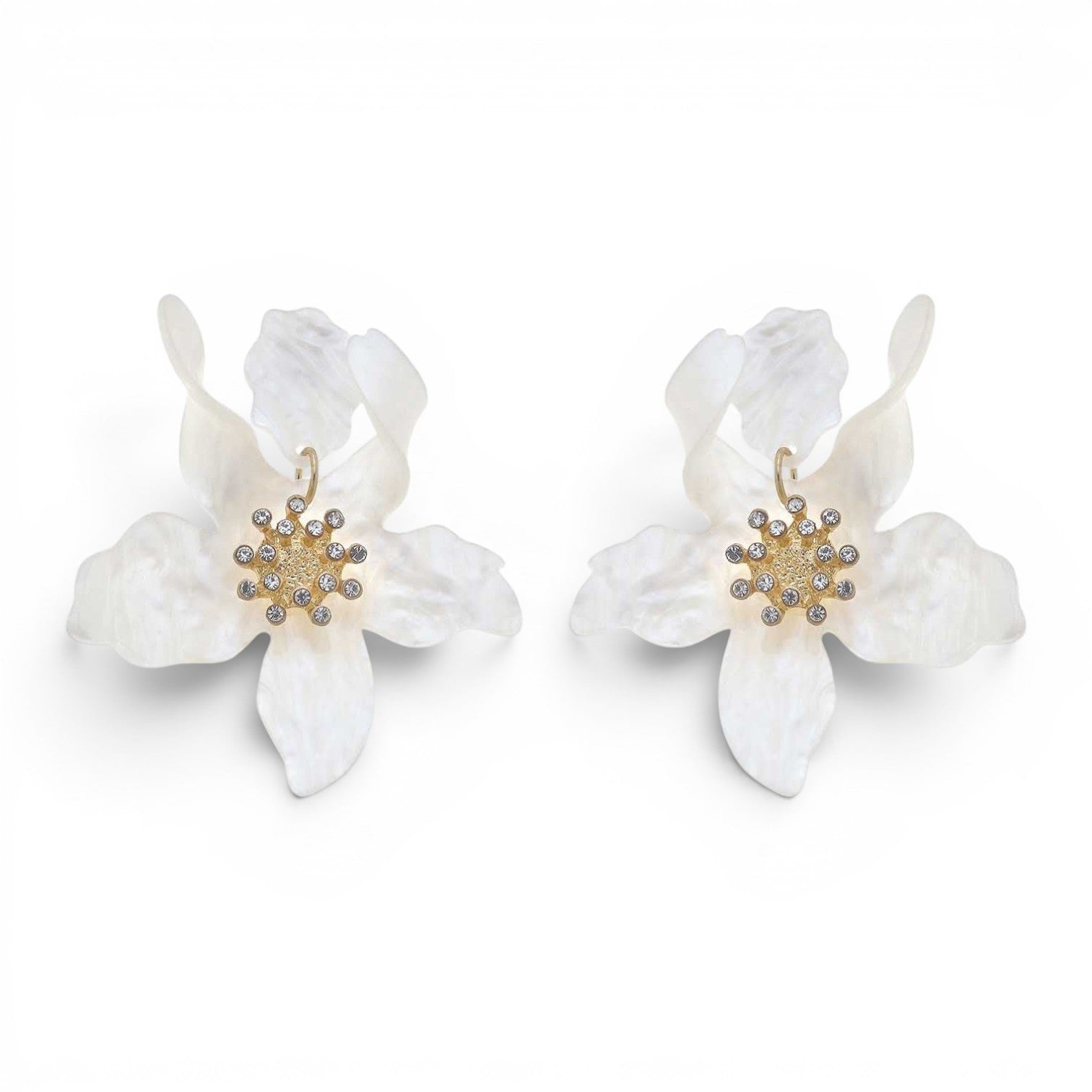 Pendientes colgantes de resina con diseño floral blanco de Melanie