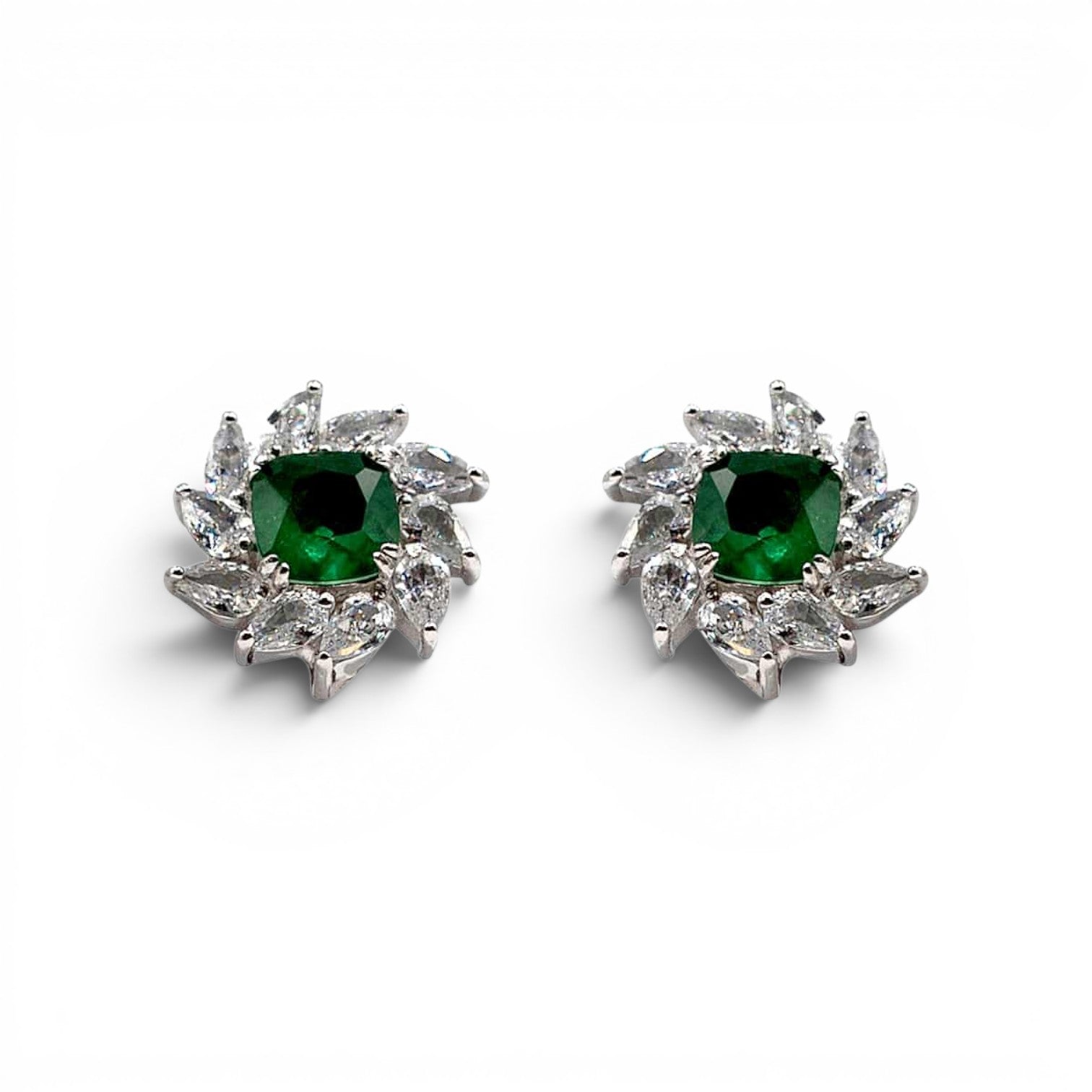 Pendientes de clip Benedeta de esmeralda y diamantes en plata de ley | Joyería elegante y llamativa