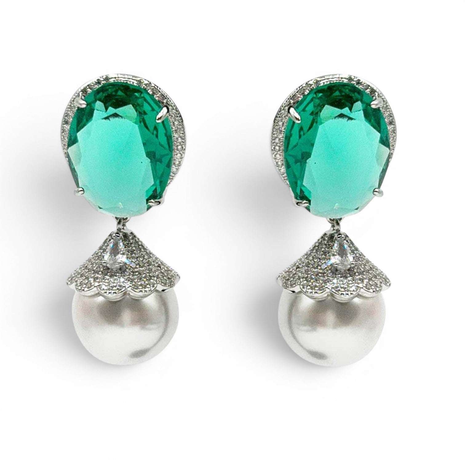 Pendientes Giorgia de circonita cúbica con esmeralda ovalada y gotas de perla de cristal