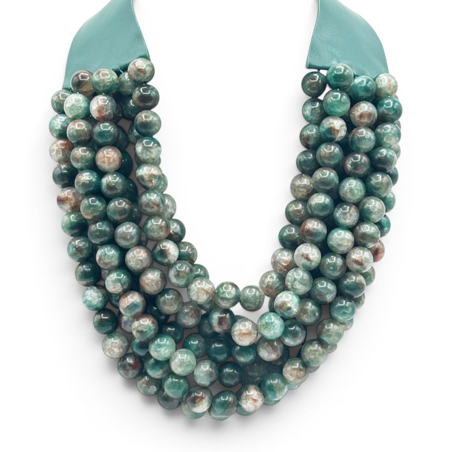 Collar Liliana de resina de ónix verde multihebra con cierre vegano ajustable