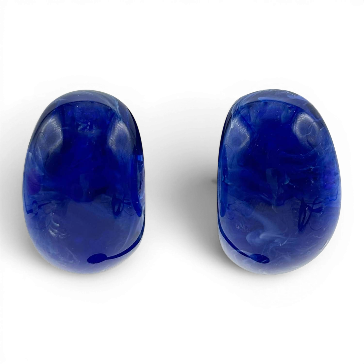 Pendientes de aro con clip de resina jaspeada azul marino Franca