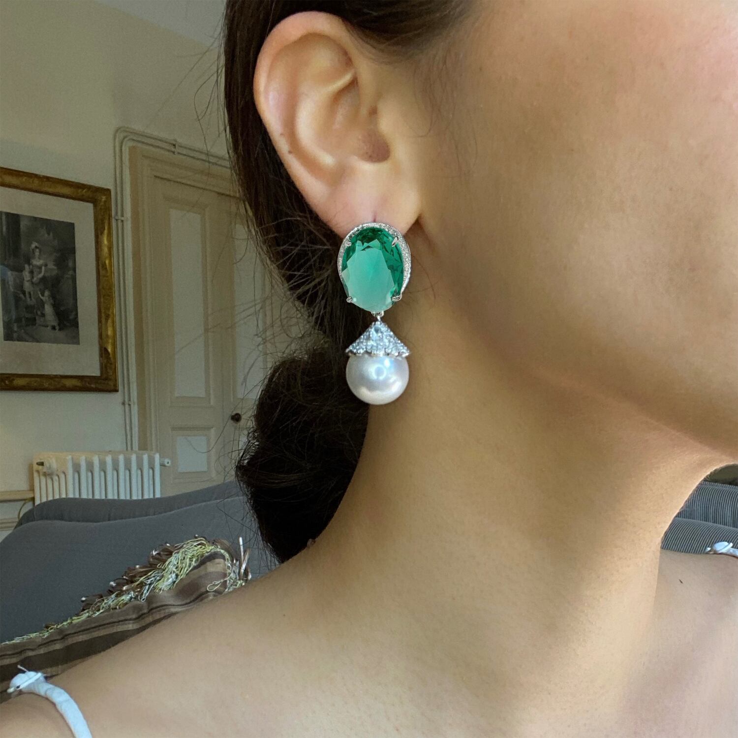 Pendientes Giorgia de circonita cúbica con esmeralda ovalada y gotas de perla de cristal