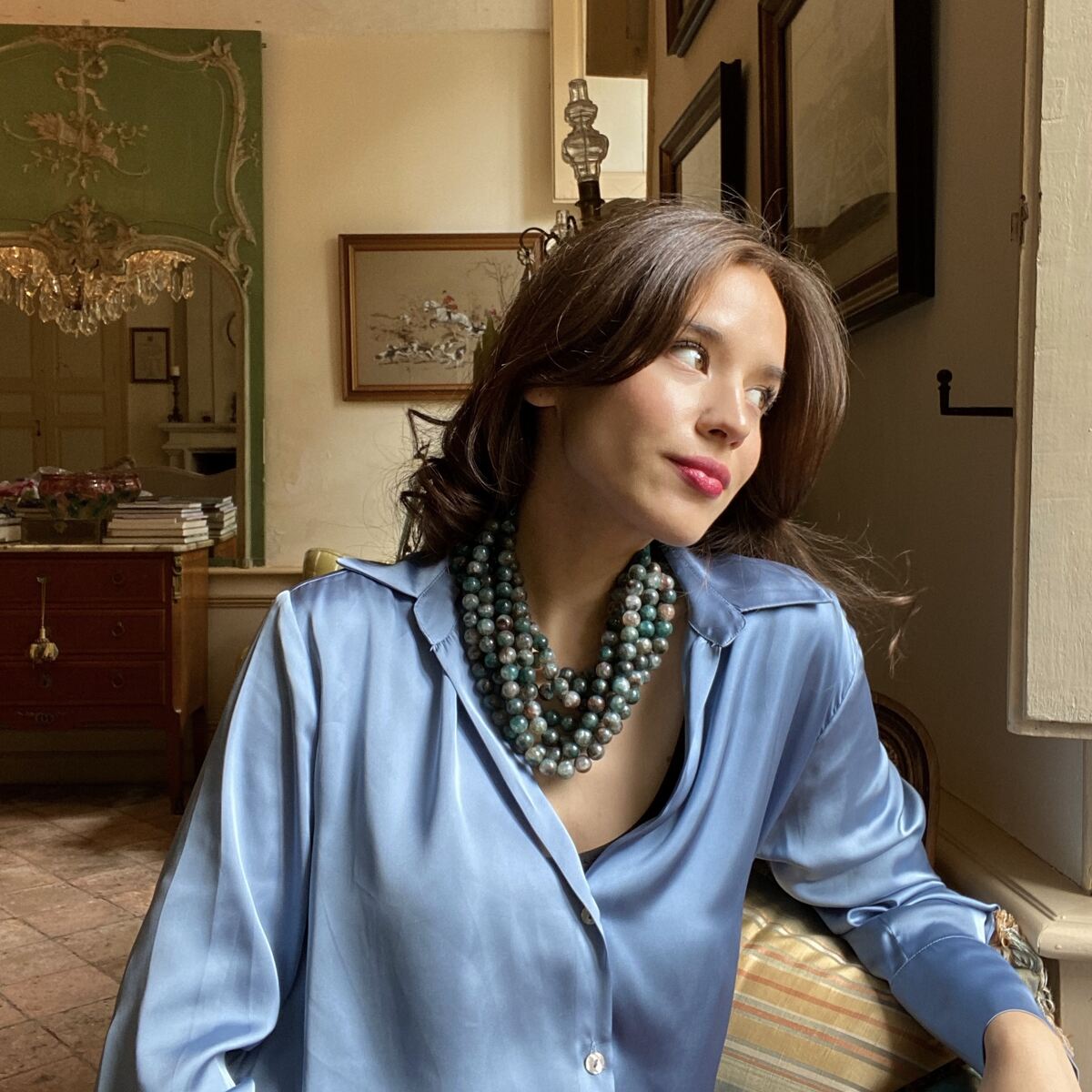Collar Liliana de resina de ónix verde multihebra con cierre vegano ajustable