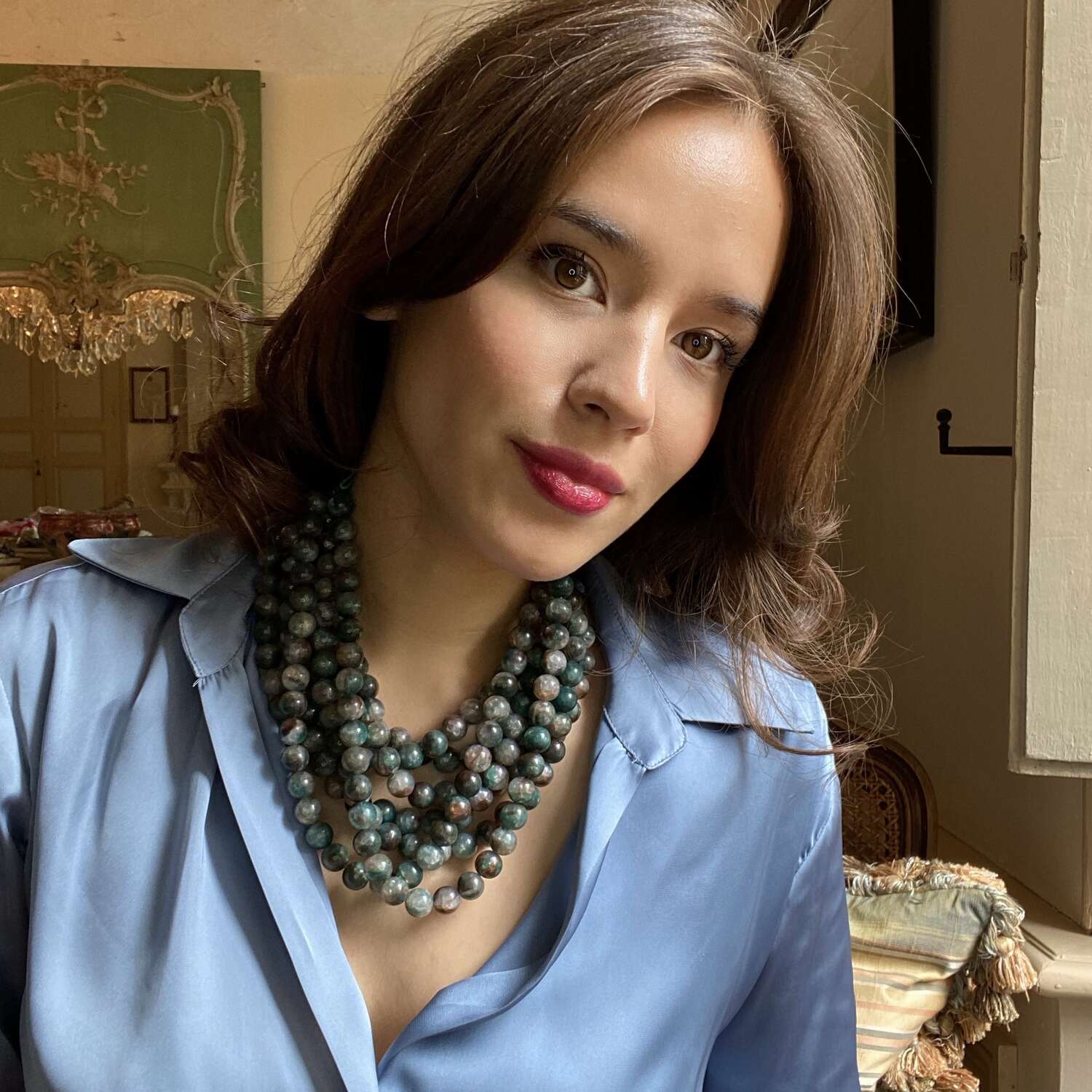 Collar Liliana de resina de ónix verde multihebra con cierre vegano ajustable