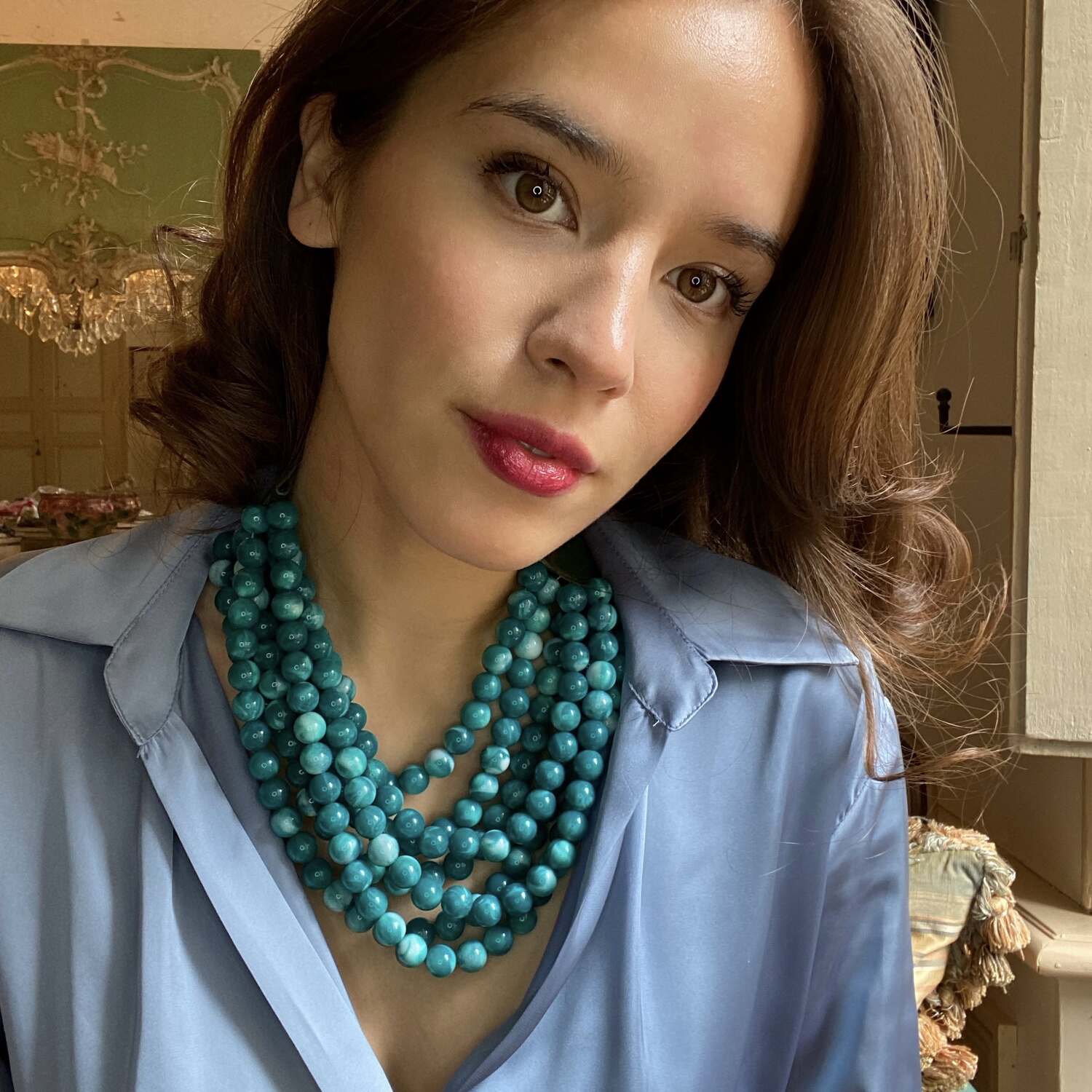 Collar de resina de múltiples hilos en tonos turquesa de Polissena