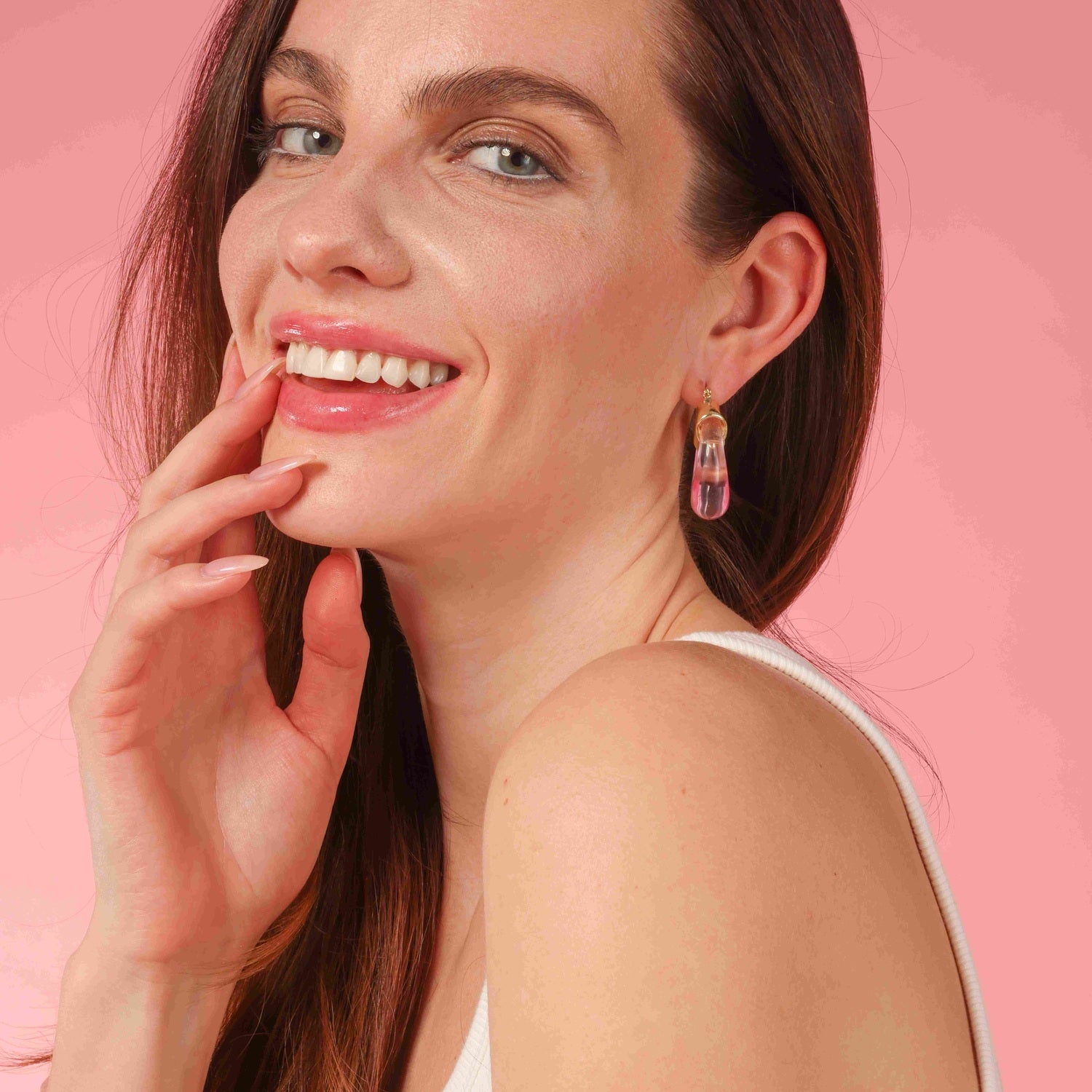 Pendientes de aro Maeve de resina rosa transparente y oro