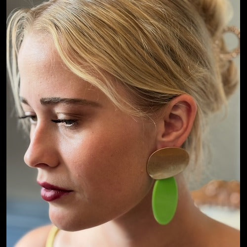 Pendientes colgantes de resina perforada en oro y verde lima de Chiara Worn