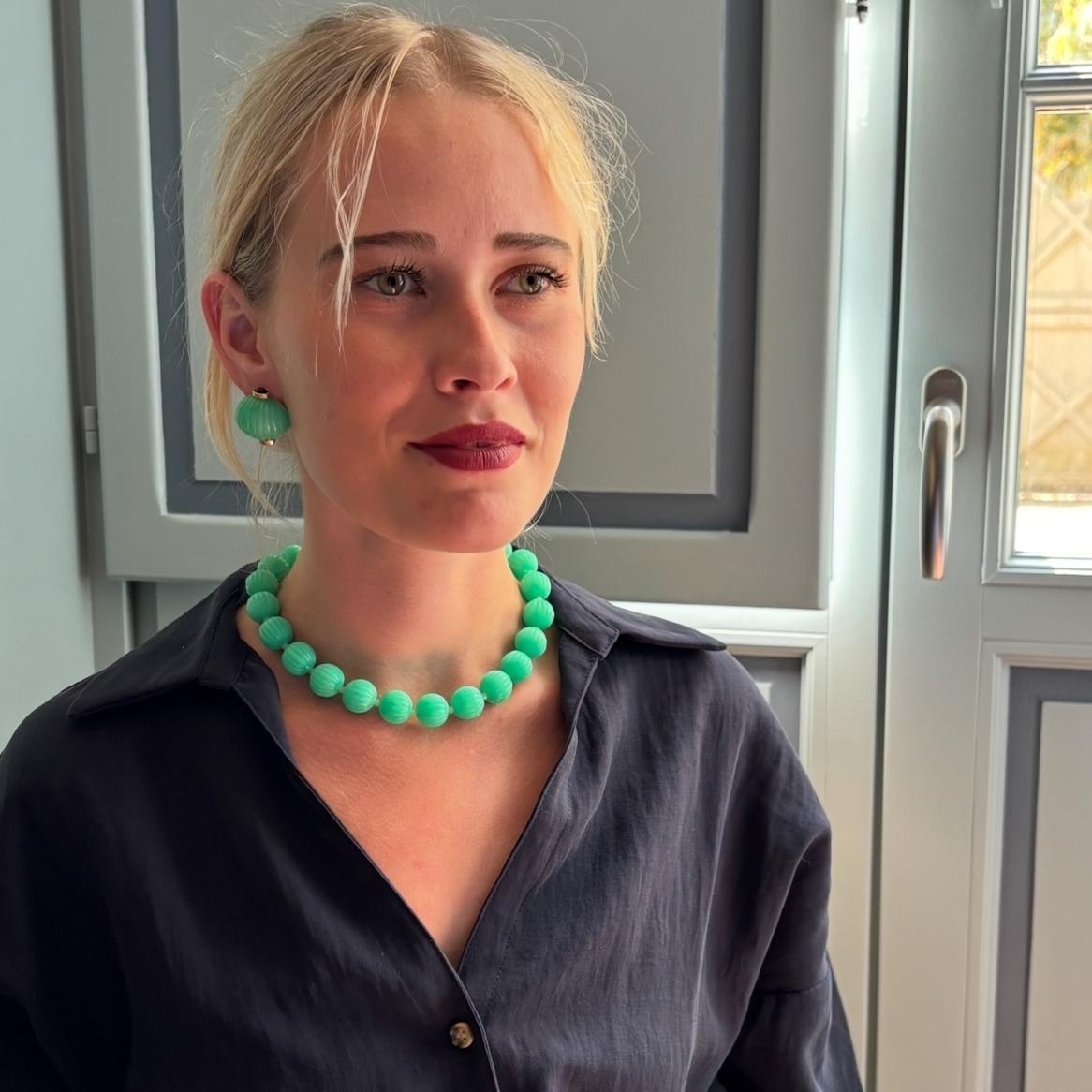 Collar de cuentas de melón de 16 pulgadas talladas en resina de jade de Vicenza
