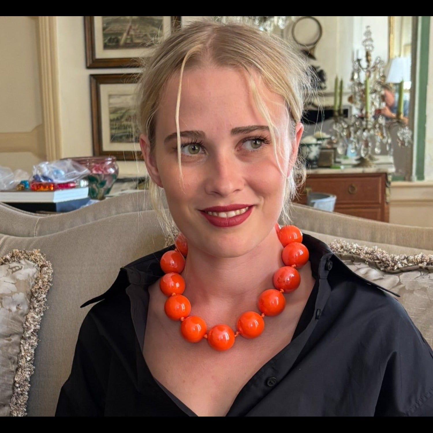 Collar anudado de resina con revestimiento naranja de Lucy Gumball