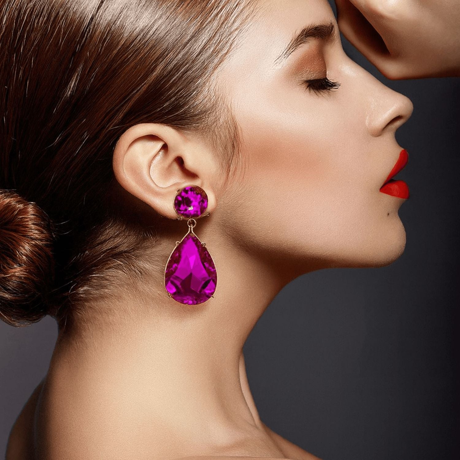 Pendientes con clip en forma de pera color fucsia de Marina