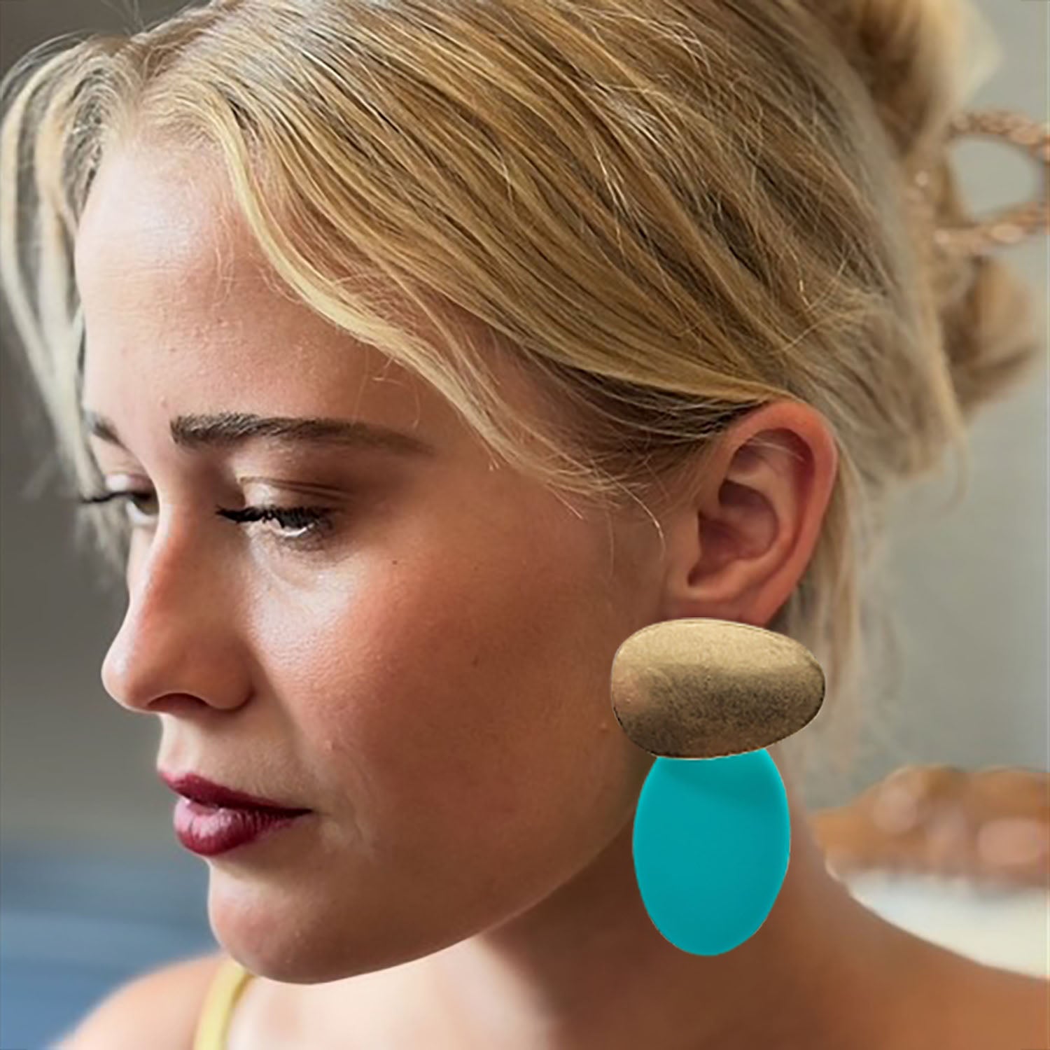 Pendientes colgantes de resina perforada de oro y turquesa de Chiara Worn
