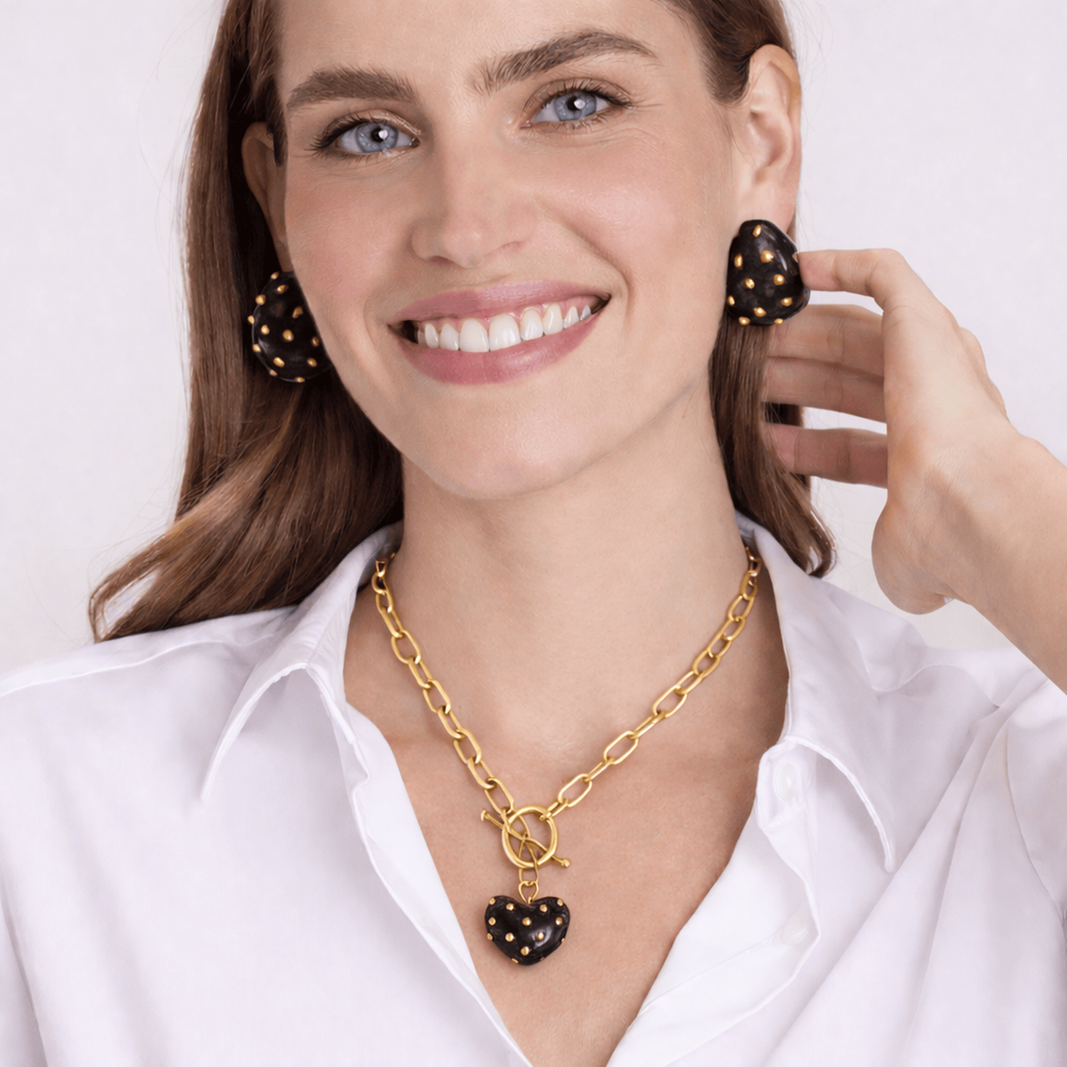 PRE-ORDEN Colgante de corazón de resina negra Celestine