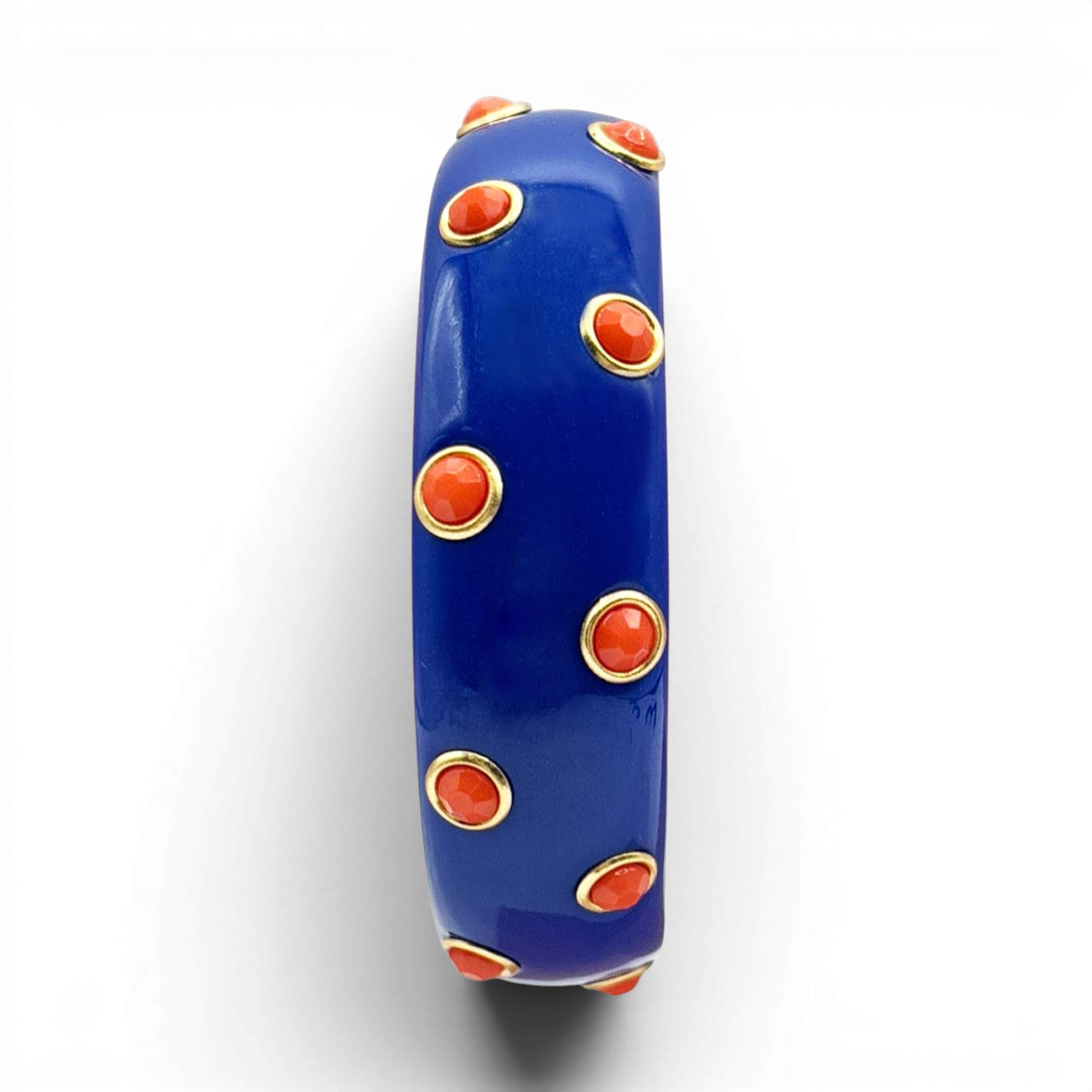 Brazalete de resina azul marino Natasha con piedras de cristal coral engastadas en latón dorado