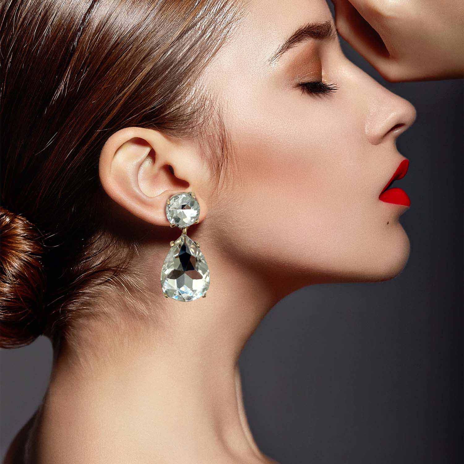 Pendientes colgantes grandes de cristal facetado en forma de pera de Geltrude, de latón con baño de oro